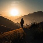 Silhouette einer Person in einer Wüste bei Sonnenaufgang – Symbol für Starseed Ursprung und Erinnerung