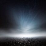 Nachtlandschaft mit sanftem Dunst – Symbol für Atem, Stille und Achtsamkeit.