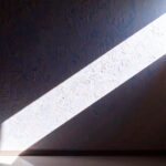 Achtsamkeit im Fensterlicht