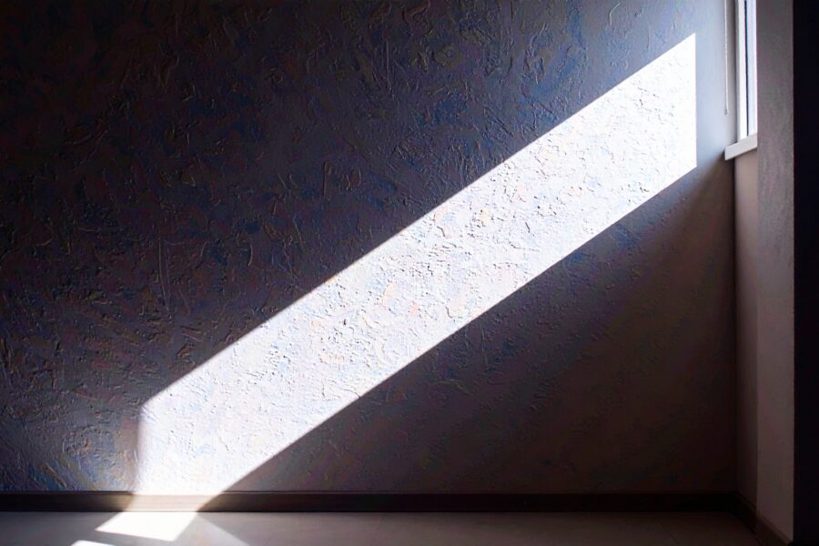 Achtsamkeit im Fensterlicht