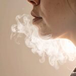 Weicher Atemhauch im Licht – Symbol für Achtsamkeit und die stille Pause zwischen zwei Atemzügen.