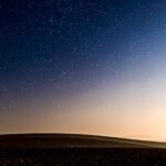 Dunkler Himmel mit wenigen leuchtenden Punkten – Symbol für Bewusstsein, Leere und Tiefe.
