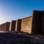 Monumentale Mauer in hellem Licht – Symbol für Gesellschaft, Grenzen und die Sprache der Abgrenzung.