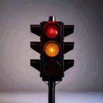 Eine rote Ampel vor leerem Hintergrund – Symbol für Geduld, Schutz, Respekt und Balance.