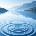 Sanfte Wasserwellen brechen die stille Oberfläche – Sinnbild für Stille und Geräusch im Bewusstsein.